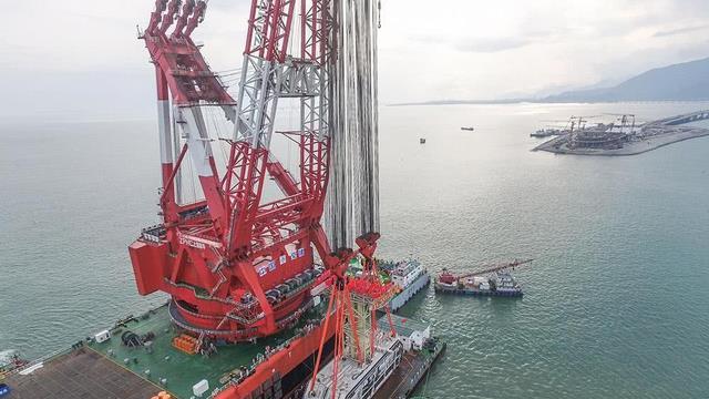 靠气球扶正驱逐舰？朝鲜下水事故最新卫星照曝光，行为太过魔幻！