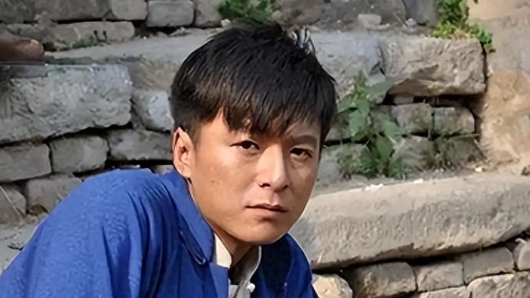 朱雨辰，从“华子”到46岁单身：被爱窒息的男神人生