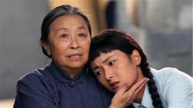 71岁母亲查出肺癌晚期，我为尽孝花10万陪她欧洲游15天，回国后我断绝母女关系