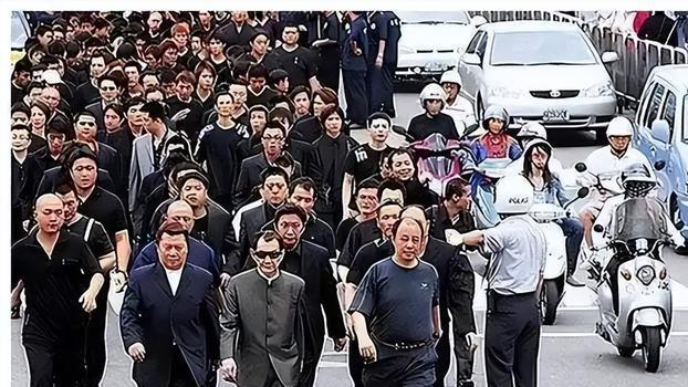 台湾黑帮大佬张安乐曾说：如果“台独”挑起战火，我们会阵前起义