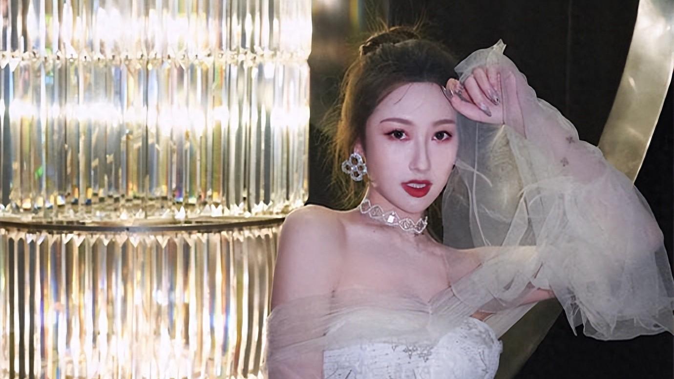 舅舅是陈佩斯，外公是影帝，爸爸是国家一级演员，她却甘愿当网红