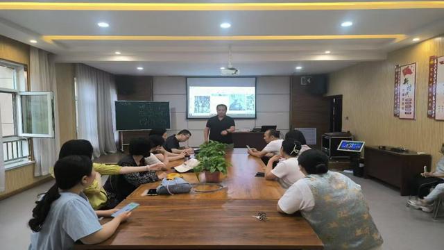 “志愿红”绽放“劳动美” ——“五一”假期河津市志愿服务缤纷多彩
