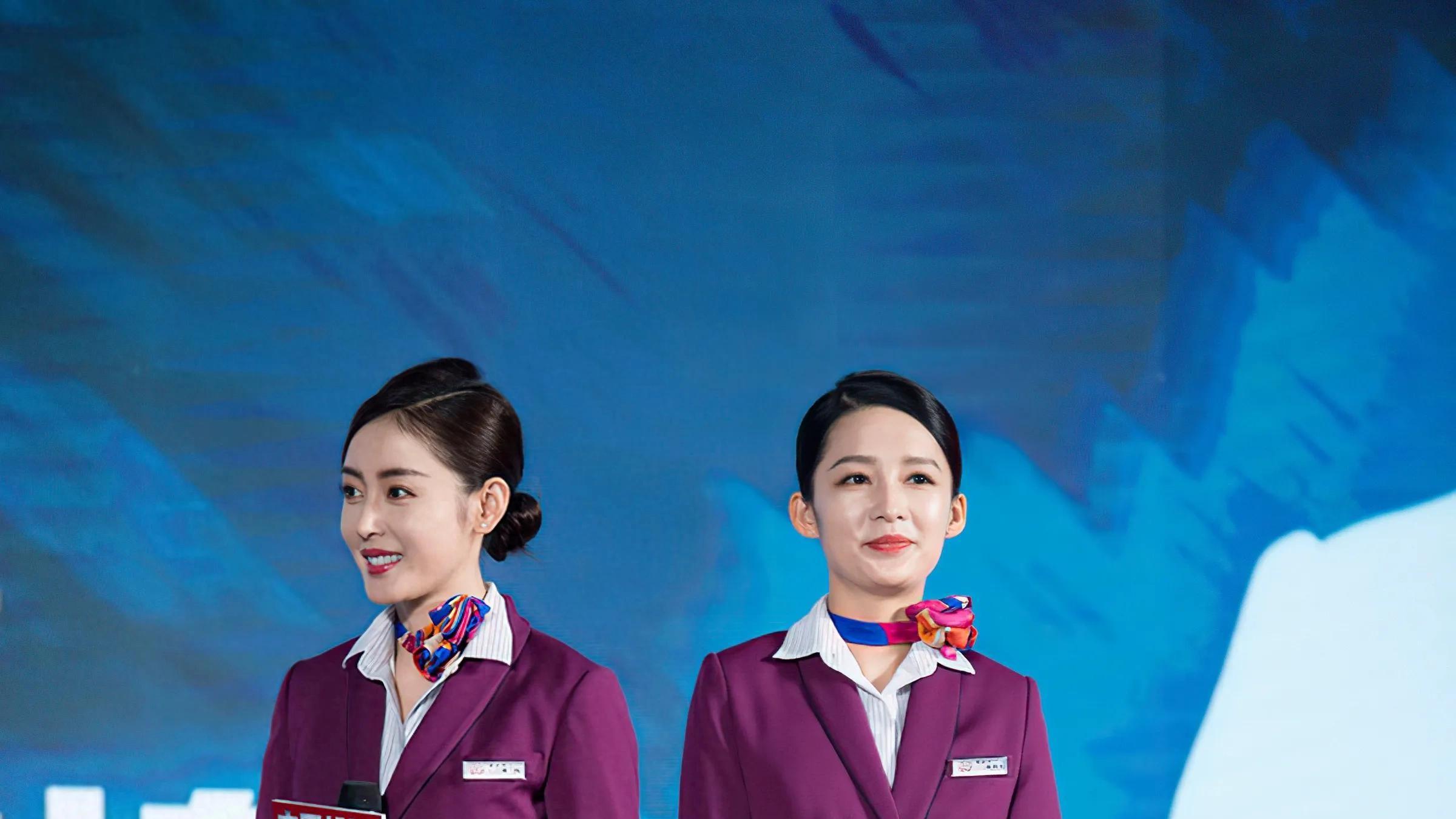 李沁张天爱空姐装肉色丝袜很诱人，165李沁怎么跟168张天爱一样高