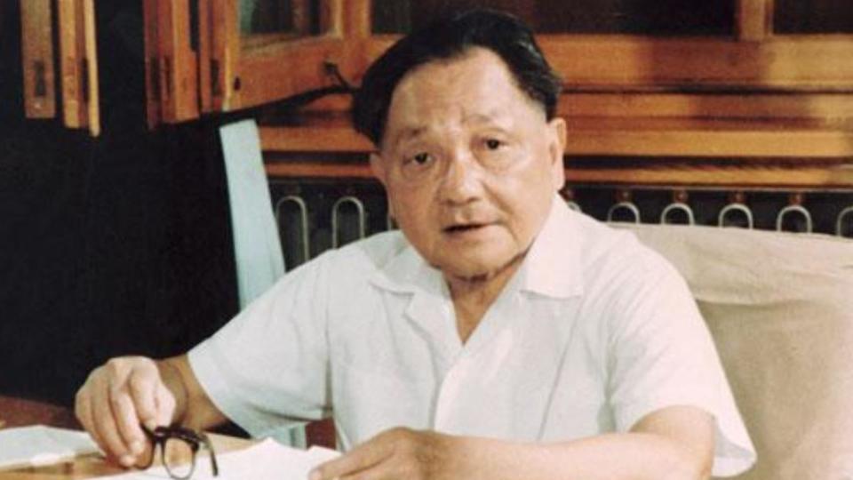 1982年，邓小平建议裁撤11位副总理，为何仅留下两人？