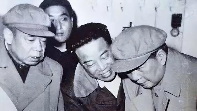 54年，毛主席视察玻璃厂，厂长不会切玻璃，毛主席：你还不如工人