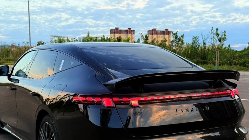 告别轿车怕陡坡！领克10 EM-P征服保罗坡，用实力打破刻板印象