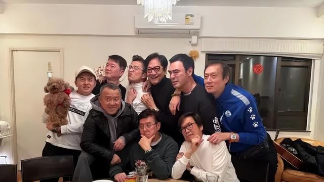 钟镇涛晒72岁生日宴，曾志伟谭咏麟喝得脸红，万元茅台抢镜