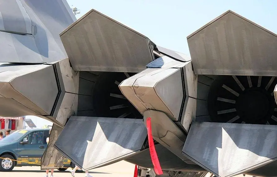 中国歼36再试飞，首次三发同时加力，持续领先美军