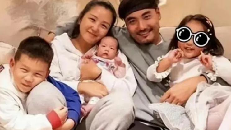 38岁何洁一家五口罕见合体，一身美拉德嫩回少女时期，三儿女镜头感十足超有范