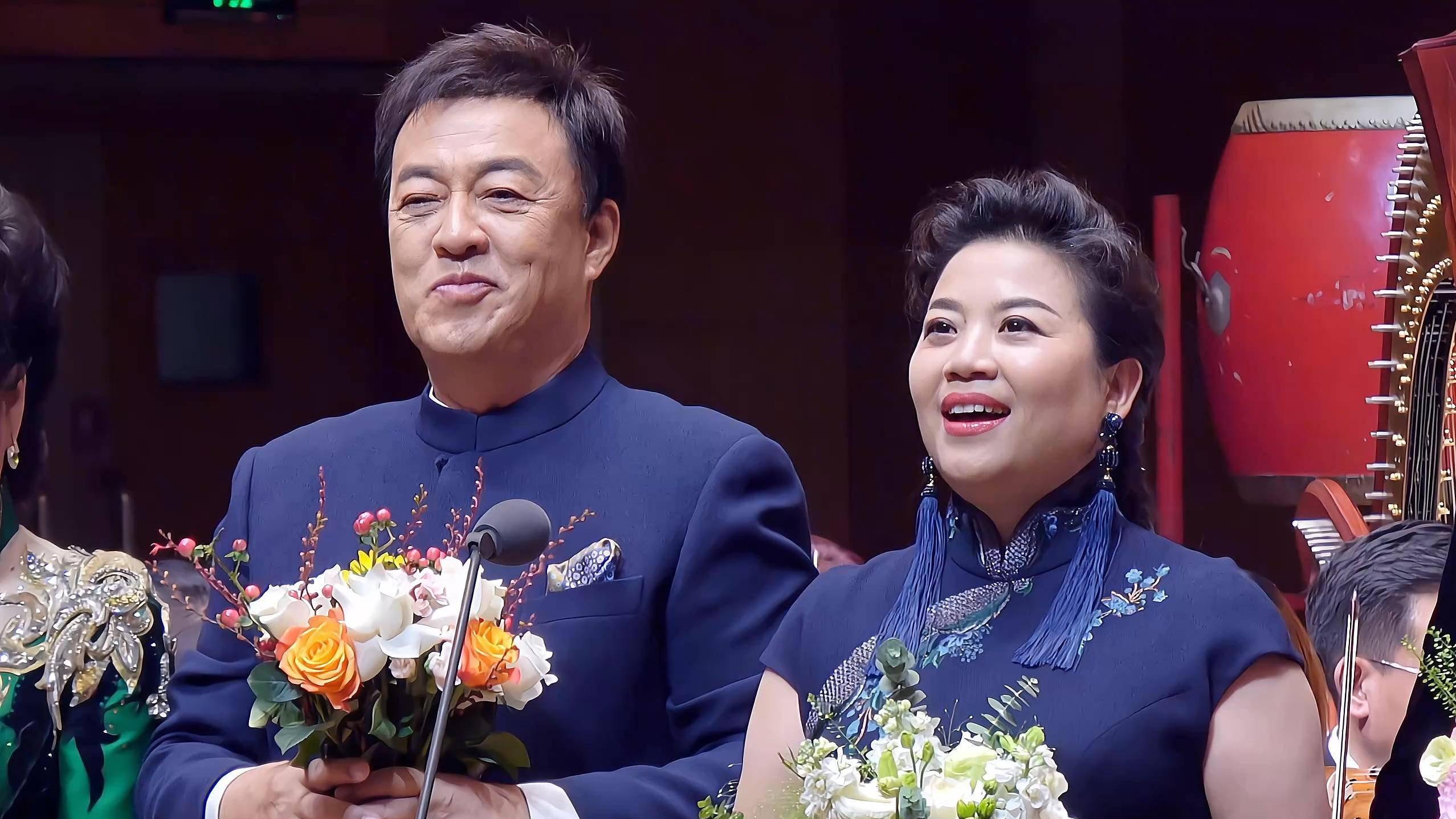 张也：春晚驻唱“国民女儿”，未婚背后的隐痛与坚守