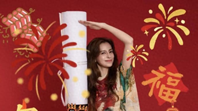 杨颖携子贺新春，龙袍加身美翻天，小海绵帅气抢镜！