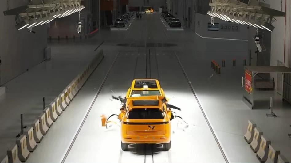 全球汽车圈聚焦！领克900对撞测试彰显全域安全底气