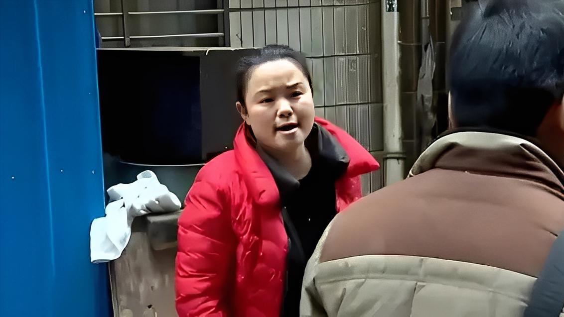 2015年，湖南一女子趁丈夫加班时与人私会，家中监控拍下全过程