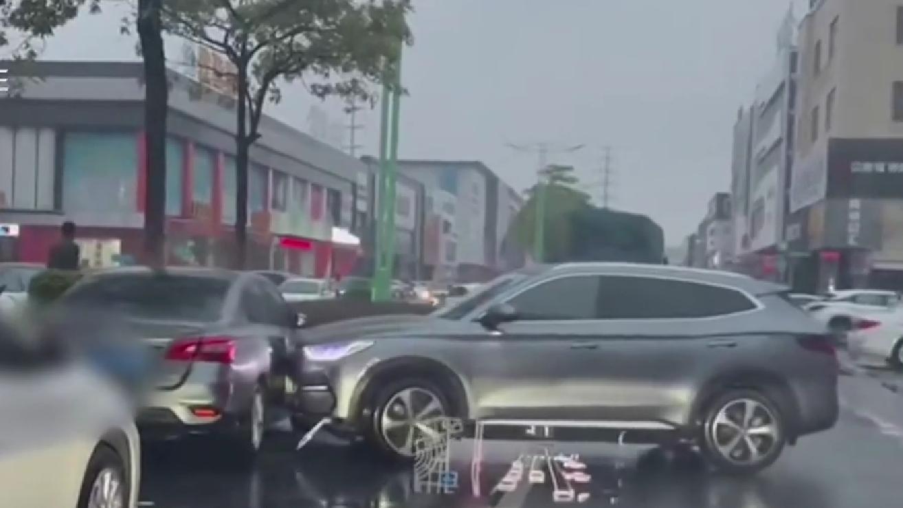 事发在佛山路边，小孩驾车出事故！