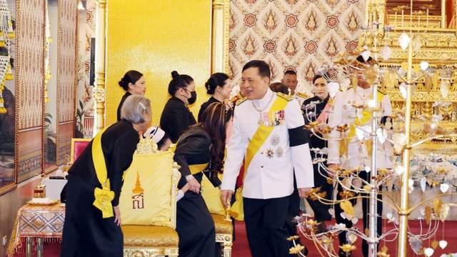 国葬上演最温情一幕！泰王拥抱乌汶叻公主，姐弟亲情血浓于水