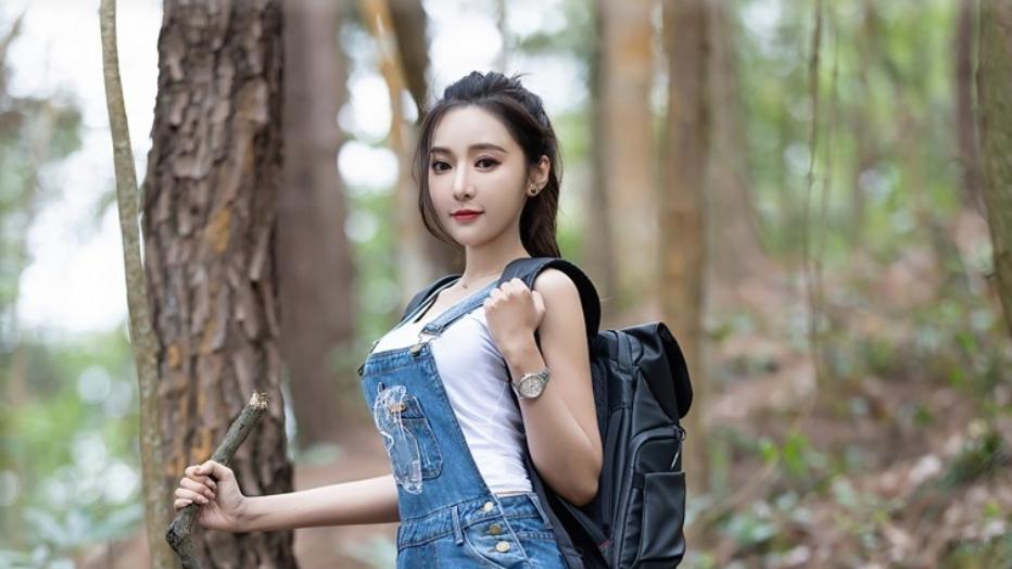 穿这样爬山，不怕被蚊子叮吗？