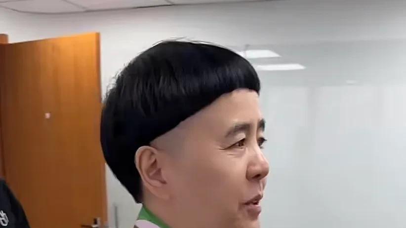 金龟子女儿的儿子断奶，哭泣难过舍不得，金龟子在旁忙安慰