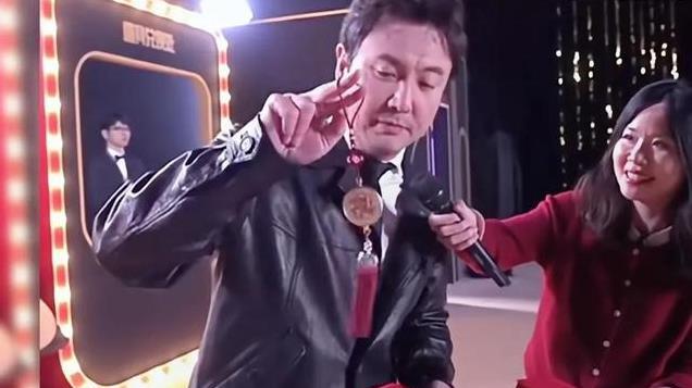 微博之夜互送礼物体面升级，周洁琼魏大勋手气最佳，关晓彤被吓到