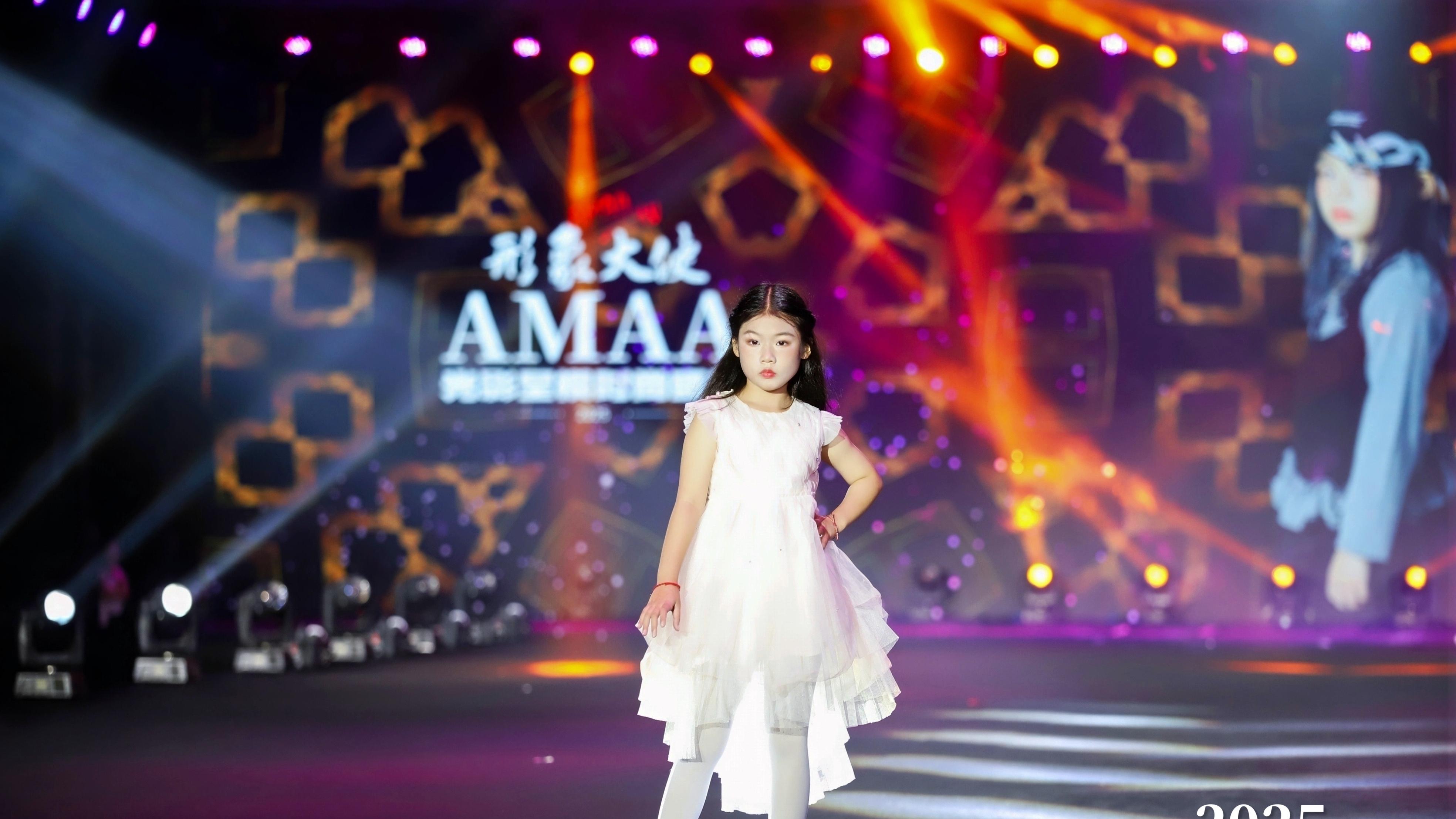 “2025 AMAA光影星模时尚盛典”毛氏姐妹双双斩获网络人气大奖