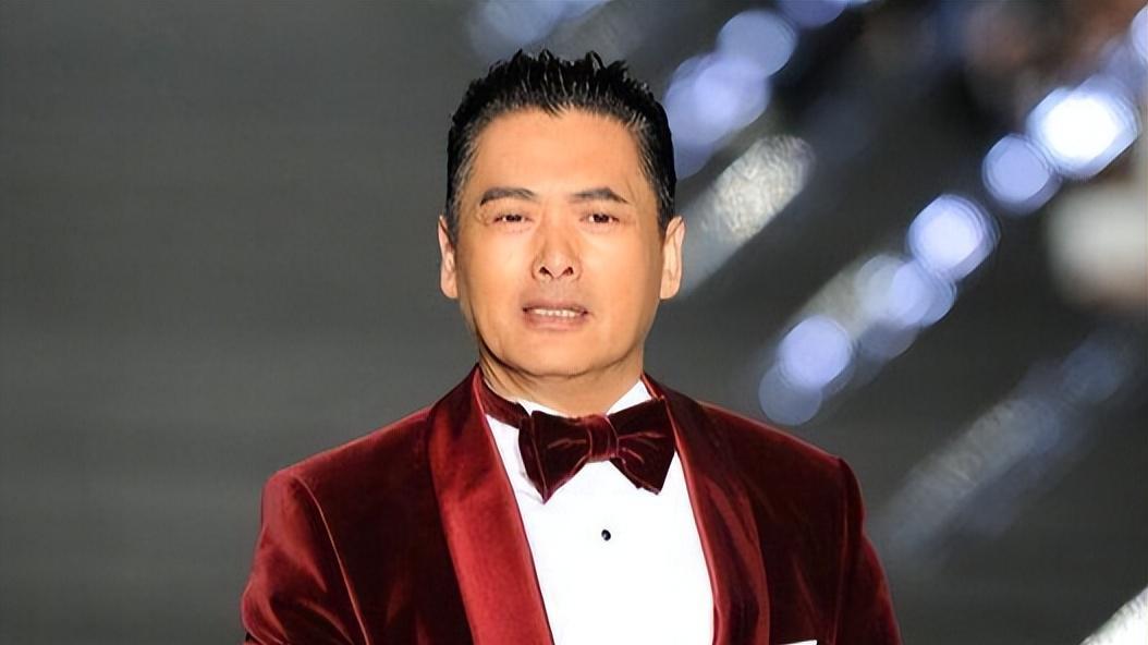 看到69岁周润发现状我才明白，他为何被人唾弃，吴孟达说对了