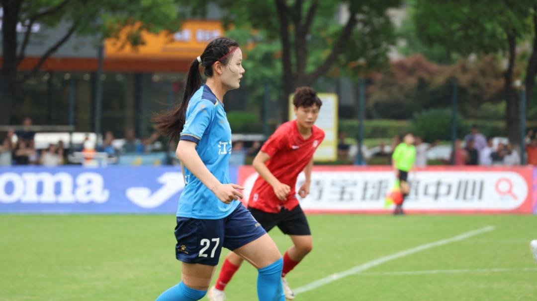 女超，世界波进球无效！球员能拿手机给裁判看回看，仍遭逆天误判