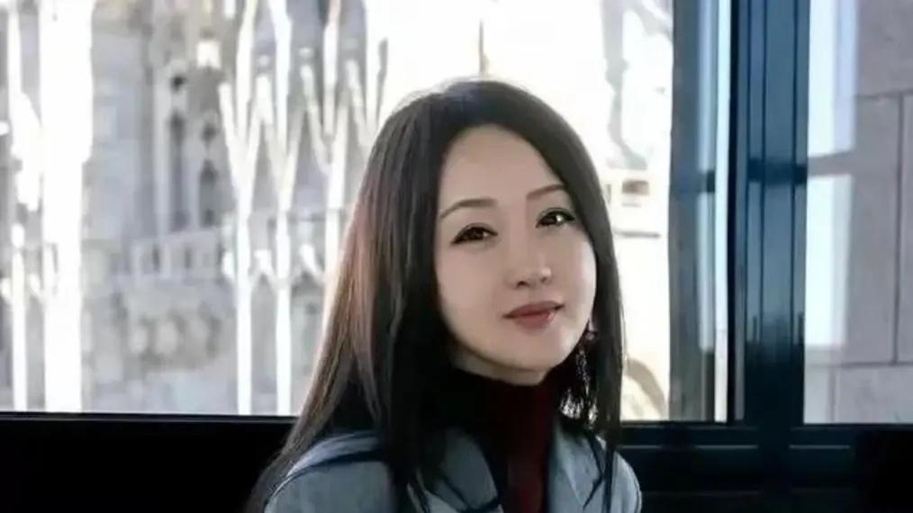 52岁杨钰莹晒豪宅生活，穿东北碎花外套仍似少女，养花种菜，与狗相伴过上退休生活！