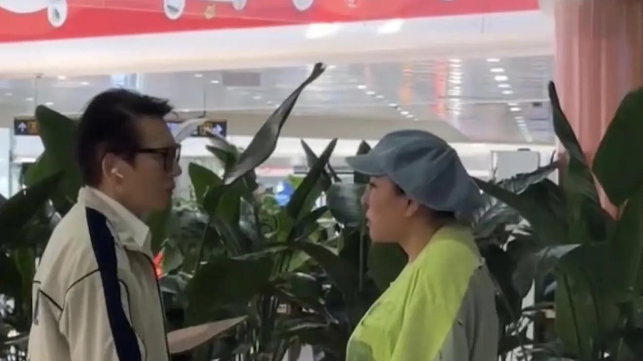 40岁向佐在海南度假，化着浓妆，一个人去吃鸡饭，被老板邀请合影！