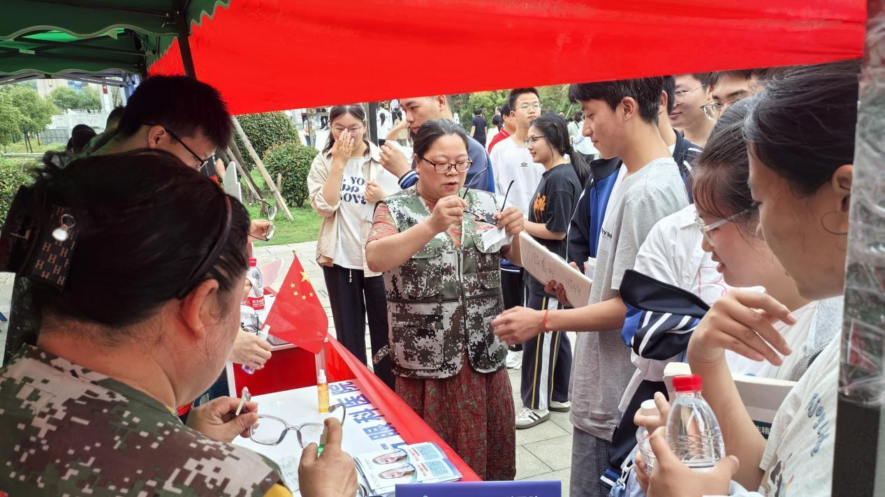 唐河的考生真幸福，唐河东方眼科医院的助考真暖心