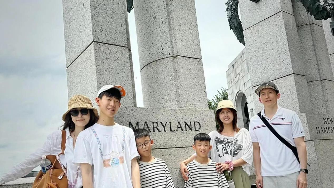 范玮琪黑人全家美国游，亲弟弟的话让人泪目，这就是娘家人的底气