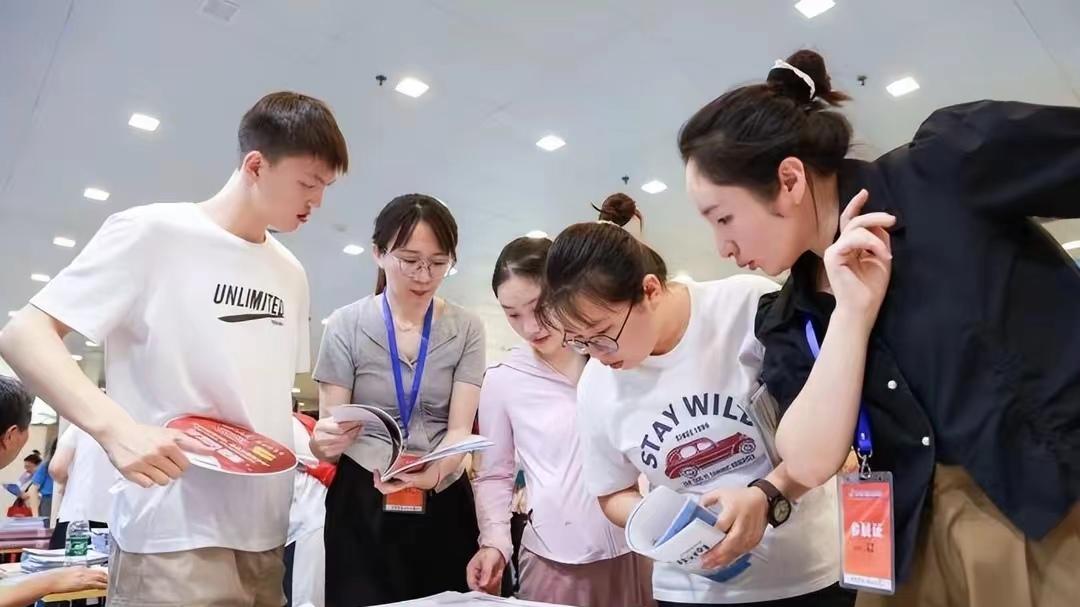 2025年高考志愿填报：最难被AI取代的4个专业，未来根本不会失业！