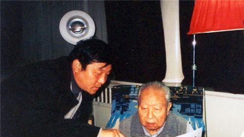 86岁华国锋最后一次瞻仰毛主席，临行前的话让人动容