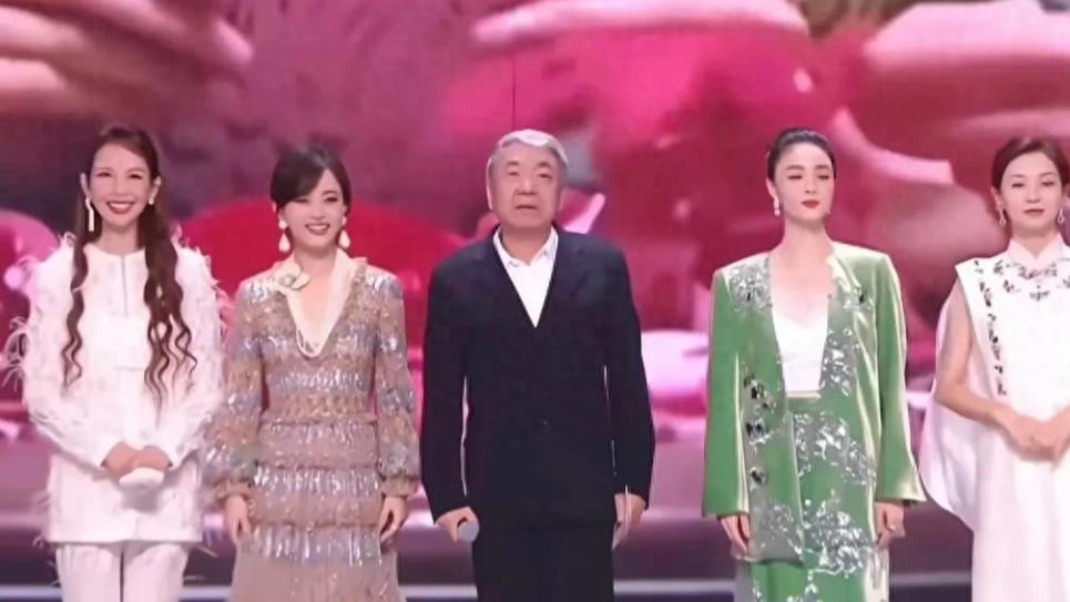 甄嬛传剧组拍杂志大片，蒋欣惊艳，孙俪地位不一般，陈建斌又缺席