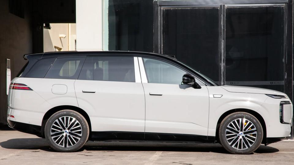 陈小春应采儿喜迎“家庭新成员”，腾势N8L开起来多贴心？