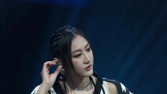 陈粒耳返爆炸真相：3次事故逼退天后？音乐人健康危机谁来买单？    ——一场演出背后的行业隐痛与顶流