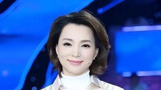央视一姐，十年春晚主持，一张执行令，扯下52岁董卿消失的遮羞布