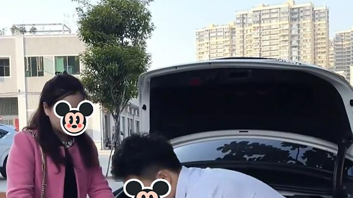 女子顺路搭弟弟的车回丈夫家，被问要油费她很生气：我可是你姐姐