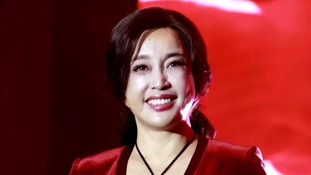 不老女神真实现状：眼皮耷拉、面部僵硬，不老是假，活在过去是真
