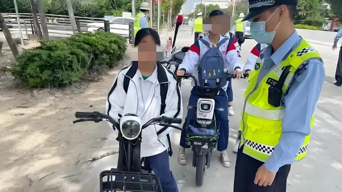 2025年骑电动车年龄迎来更新，4个节点需要注意，老年人可以笑了