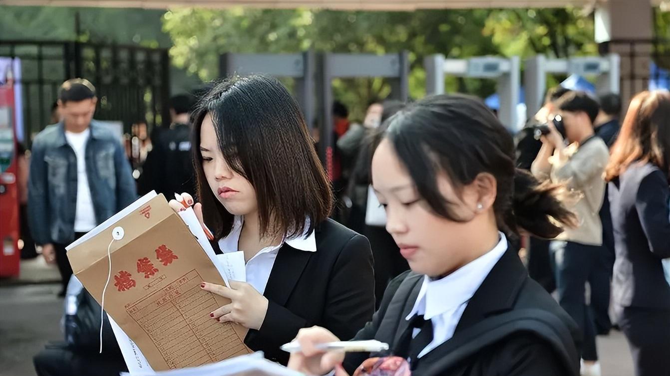 七成考生被迫弃考！江浙沪独女全职考公真相揭开，普通人看清现实