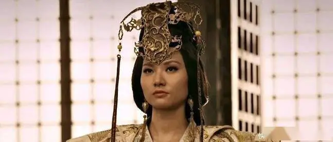 西夏美女梁洛瑶私通皇帝，因告发夫家弑君篡位，被李谅祚立为皇后，将7岁儿子送上皇位，干政十八年，屡犯大