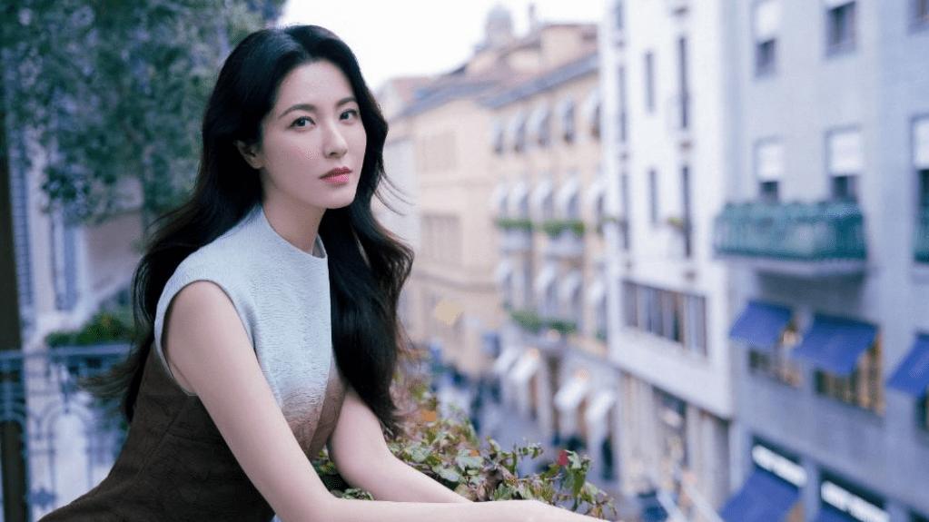 她是两百年难遇的美人，靠美貌“征服”无数男人，如今48岁仍未婚