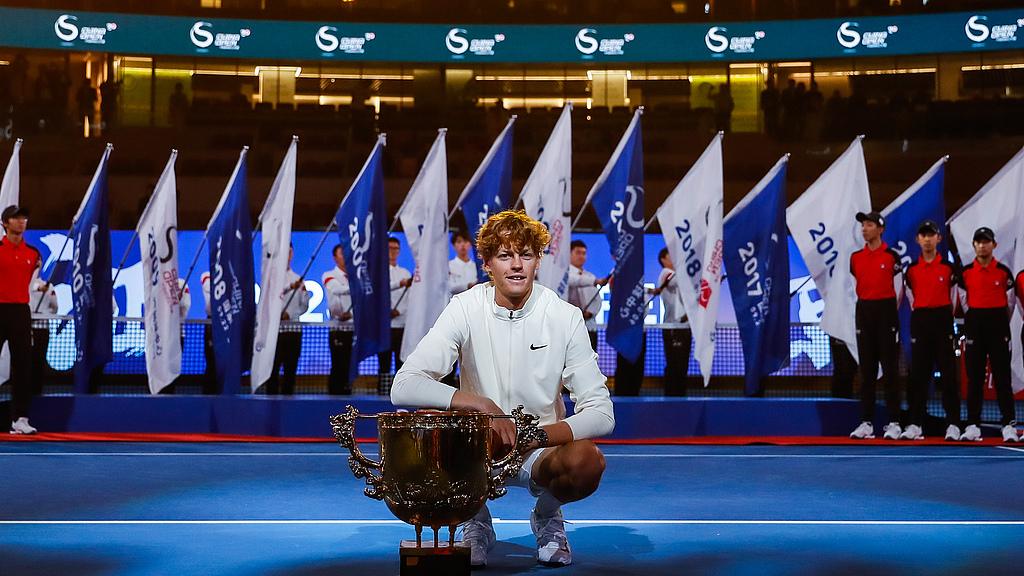 德约之后第二人！辛纳11连胜德米纳尔！连续三年晋级中网决赛！