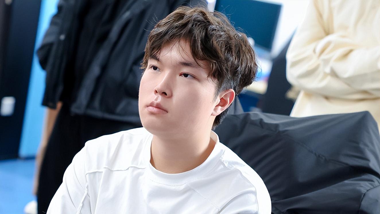 Viper完成BLG首秀，极限反应躲石头人闪现大招，解说直呼打出身价