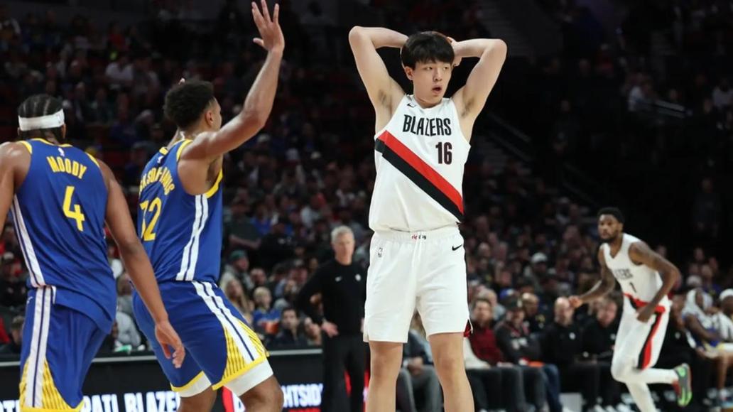 离谱！杨瀚森迎NBA生涯首胜！7分钟拿2分1板2帽，勇士爆冷惨败