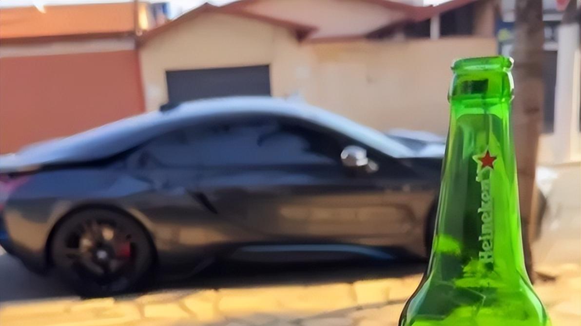 32岁国脚喝酒+晒豪车！失业9个月身材发福，归化后曾拿7000万年薪