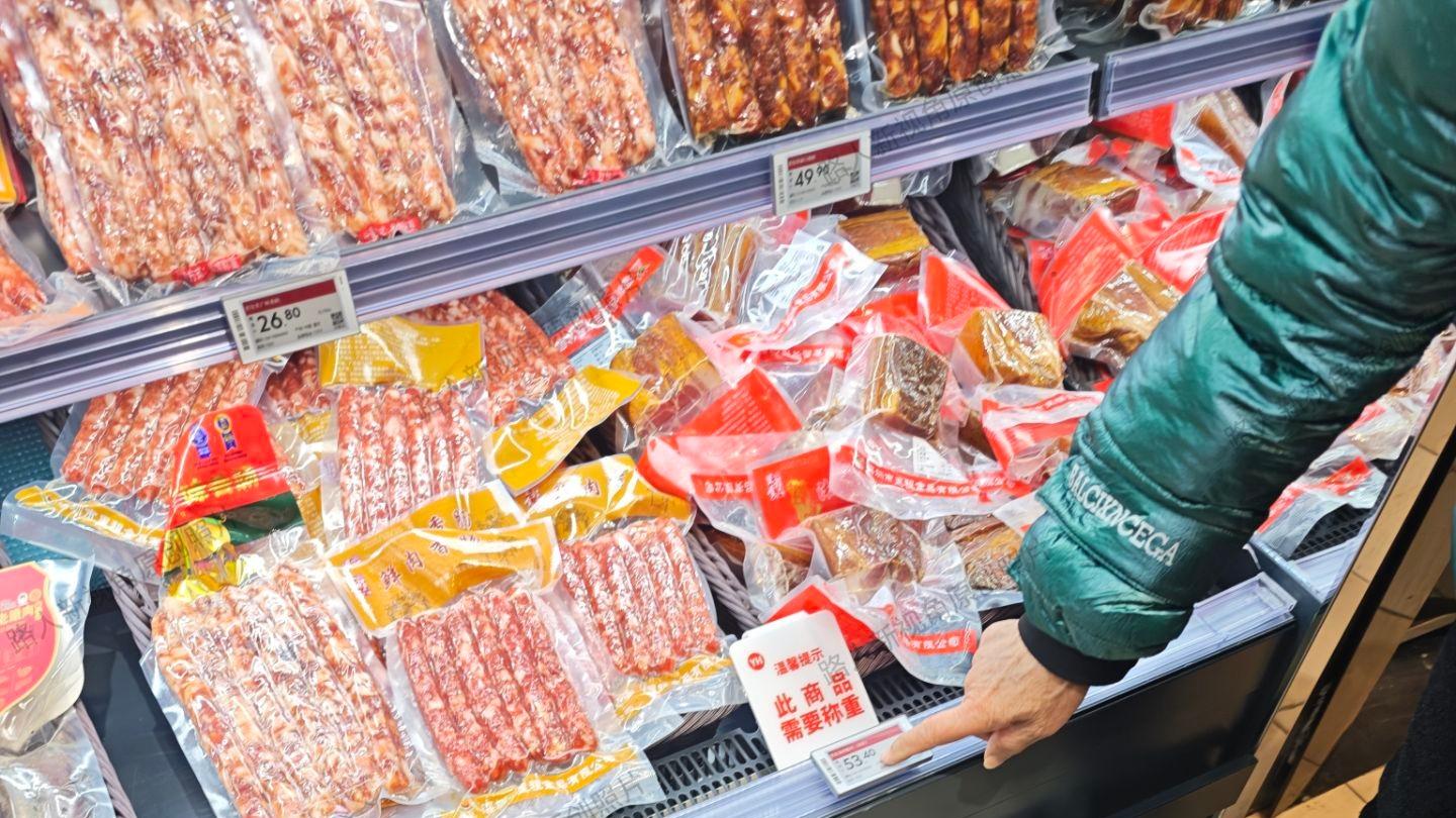 营山县永辉超市恢复正常营业后，很多人流很热闹