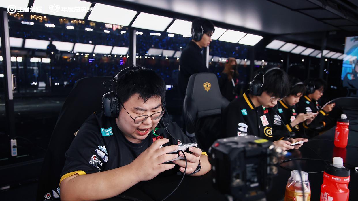 狼队遗憾落败，小胖成赛后吐槽大会首个“锅王”：粉丝提议换打野