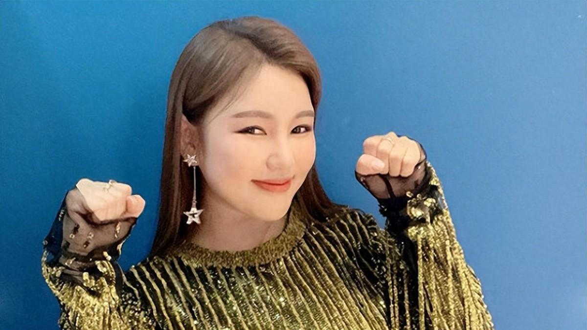 金钟国遇小10岁女歌手当众表白，钟情结实硬汉