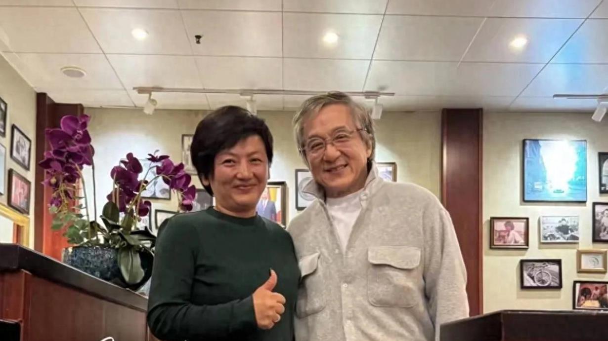 71岁成龙美国街头被偶遇，白发洞洞鞋引热议，将拍好莱坞功夫片