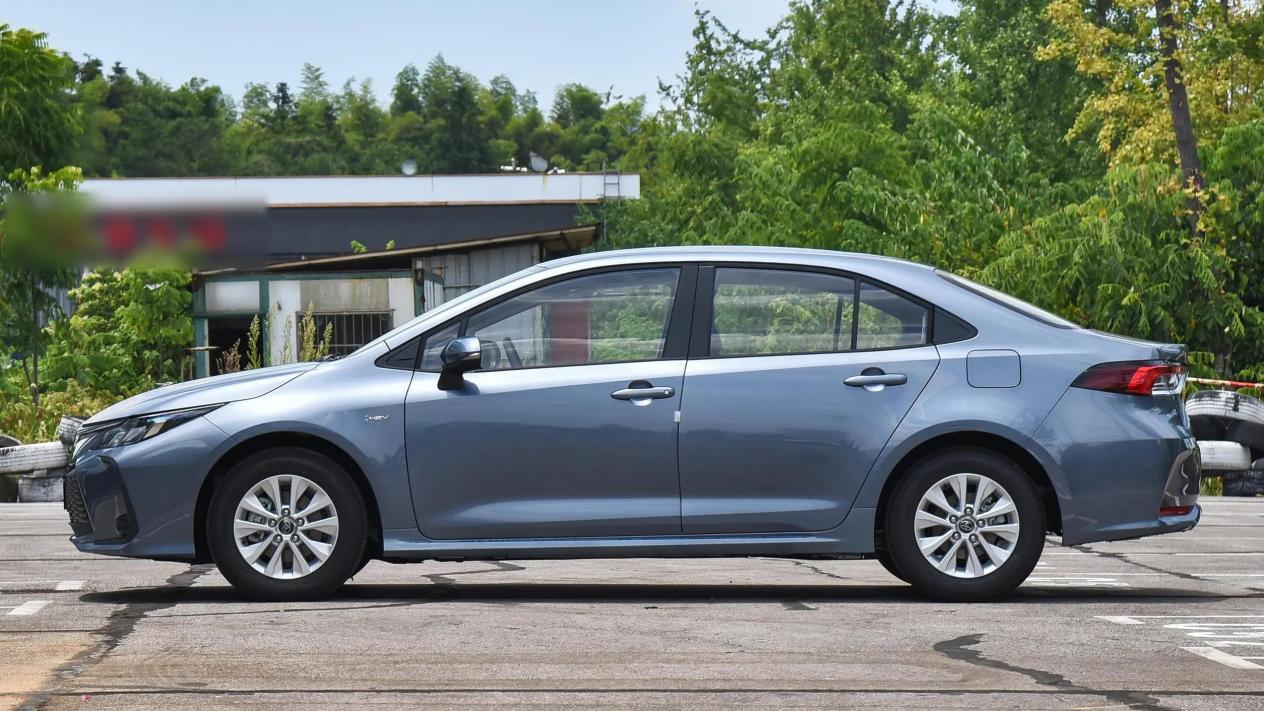 丰田可算良心了！降至8万多，油耗低至4升，质量可靠舒适性好